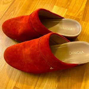 Suede clogs